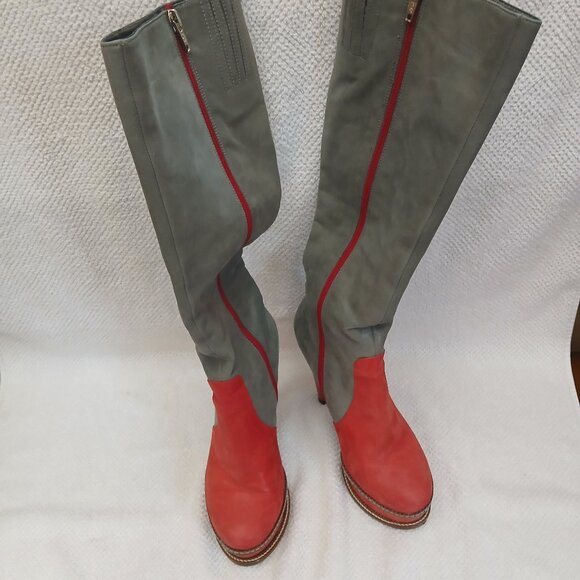 Tall suede leather boots in grey and red. - Picture 4 of 8